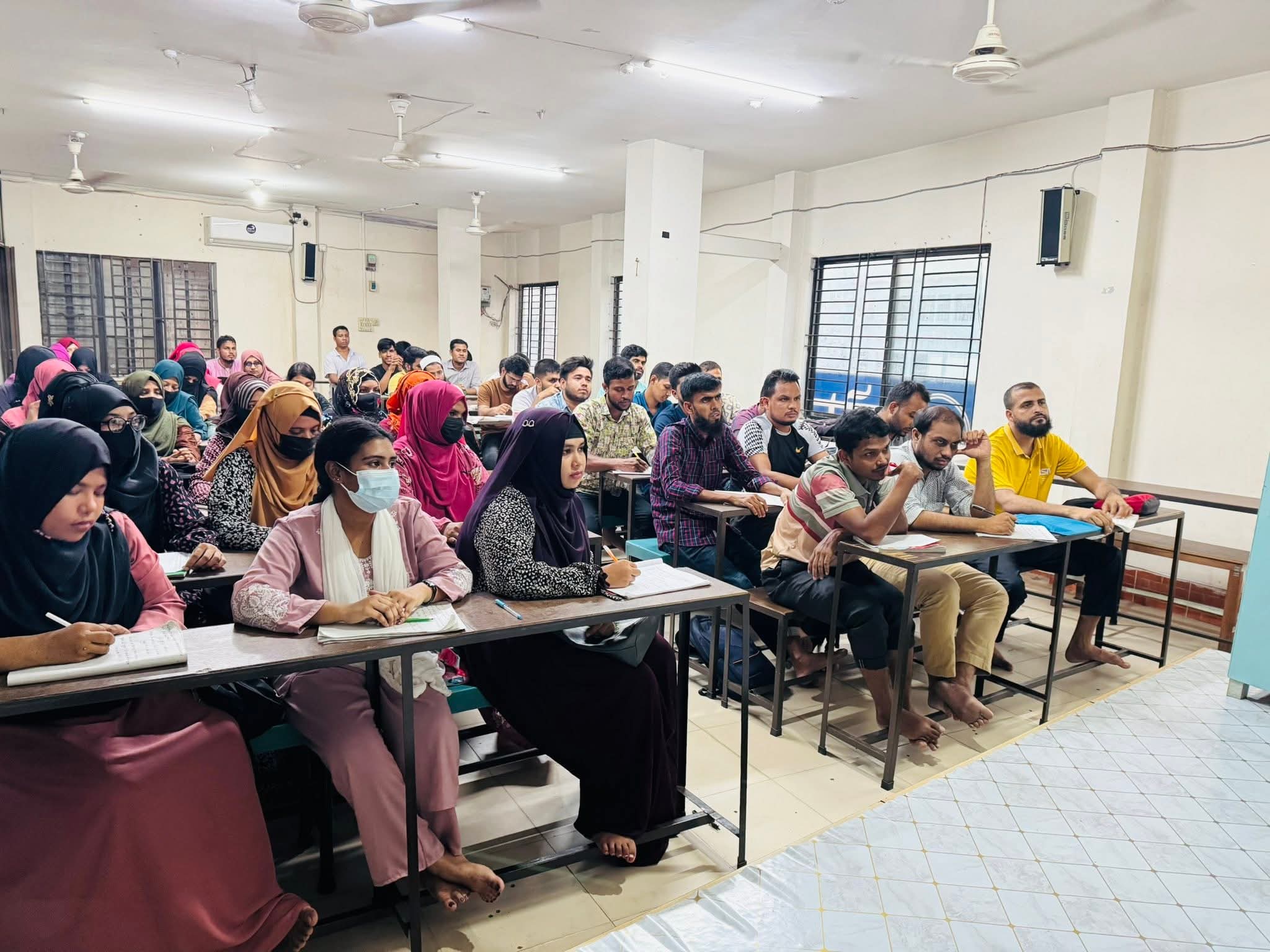 স্টার জব একাডেমি'র ফাইনাল ব্যাচের সাঁটিলিপি ক্লাস নিচ্ছেন সাঁটলিপির গুরু রবিন স্যার। 